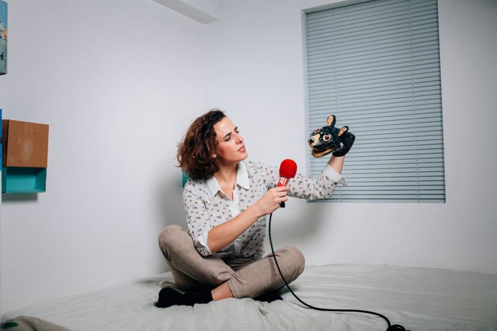 Portrait de Caroline Gillet chez elle